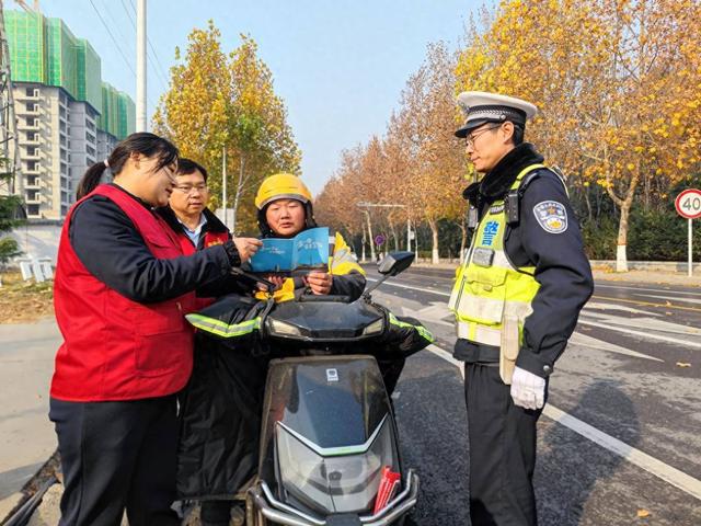 凯发国际【一盔一带】戴好头盔安全带 保护生命不懈怠(图1)