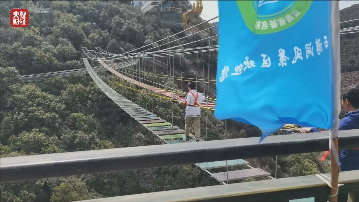 凯发k8·(国际)官方网站3·15晚会曝光景区高空游览三点式安全带”或有脱落风险(图4)