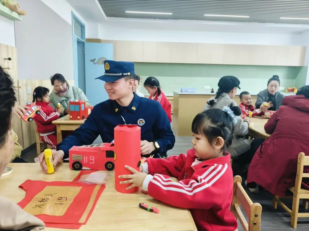 凯发k8国际【全民消防 生命至上】阿克苏消防开展“防患未‘燃’ 消防‘童’行”亲(图5)