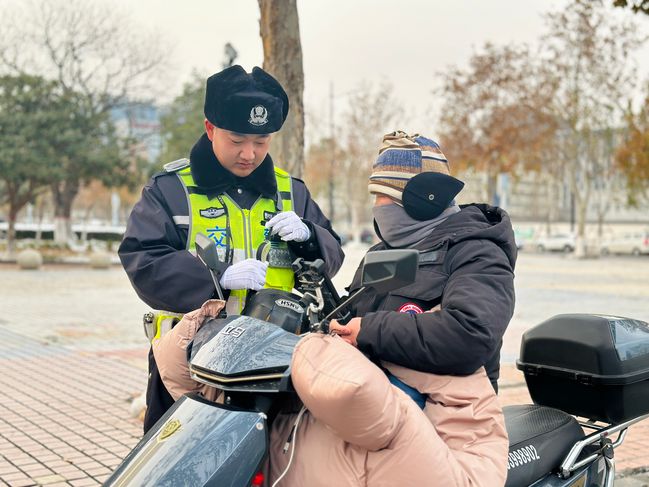 凯发k8官网登录vip入口骑电动车出行戴了头盔也被罚？：这3种方式都违规注意了