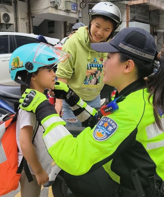 凯发k8官网登录vip入口骑电动车出行戴了头盔也被罚？：这3种方式都违规注意了(图3)