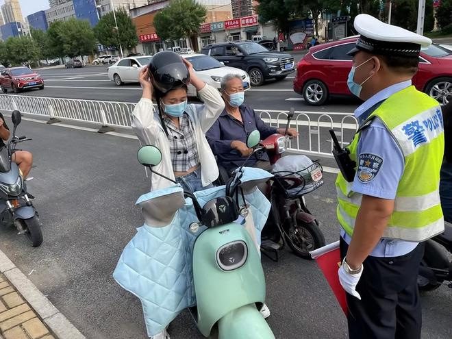 凯发k8官网登录vip入口骑电动车出行戴了头盔也被罚？：这3种方式都违规注意了(图2)