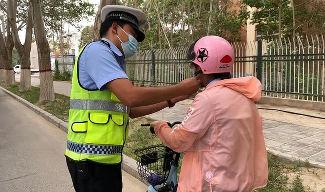 凯发k8官网登录vip入口骑电动车出行戴了头盔也被罚？：这3种方式都违规注意了(图4)