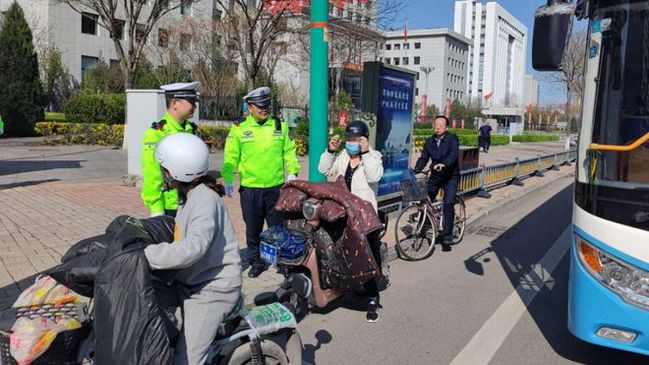 凯发k8官网登录vip入口骑电动车出行戴了头盔也被罚？：这3种方式都违规注意了(图5)