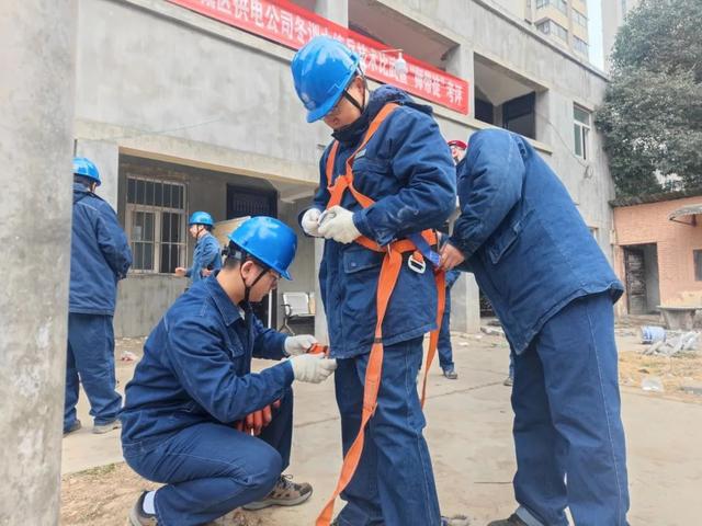 凯发k8官网登录vip入口国网宝鸡市城区供电公司：20对“师徒”显身手 以赛促学(图3)