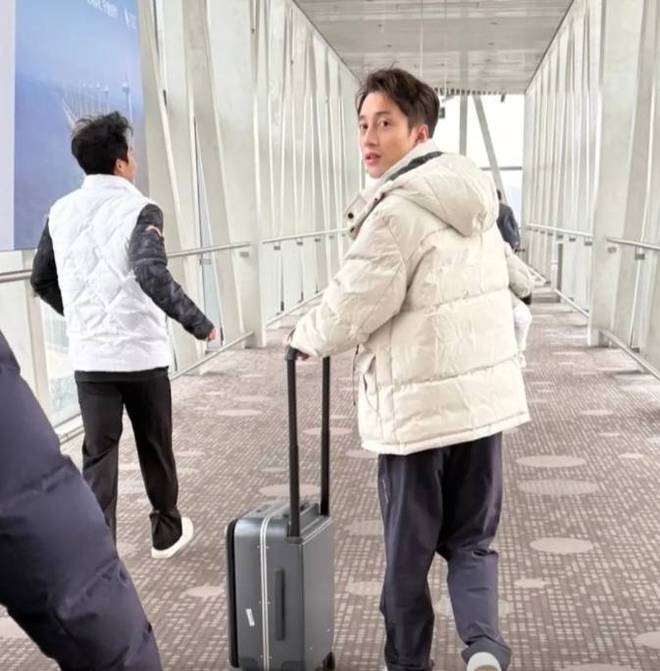 凯发国际全红婵裹得严严实实抵达上海人气太旺俩大品牌商争相抢她(图2)